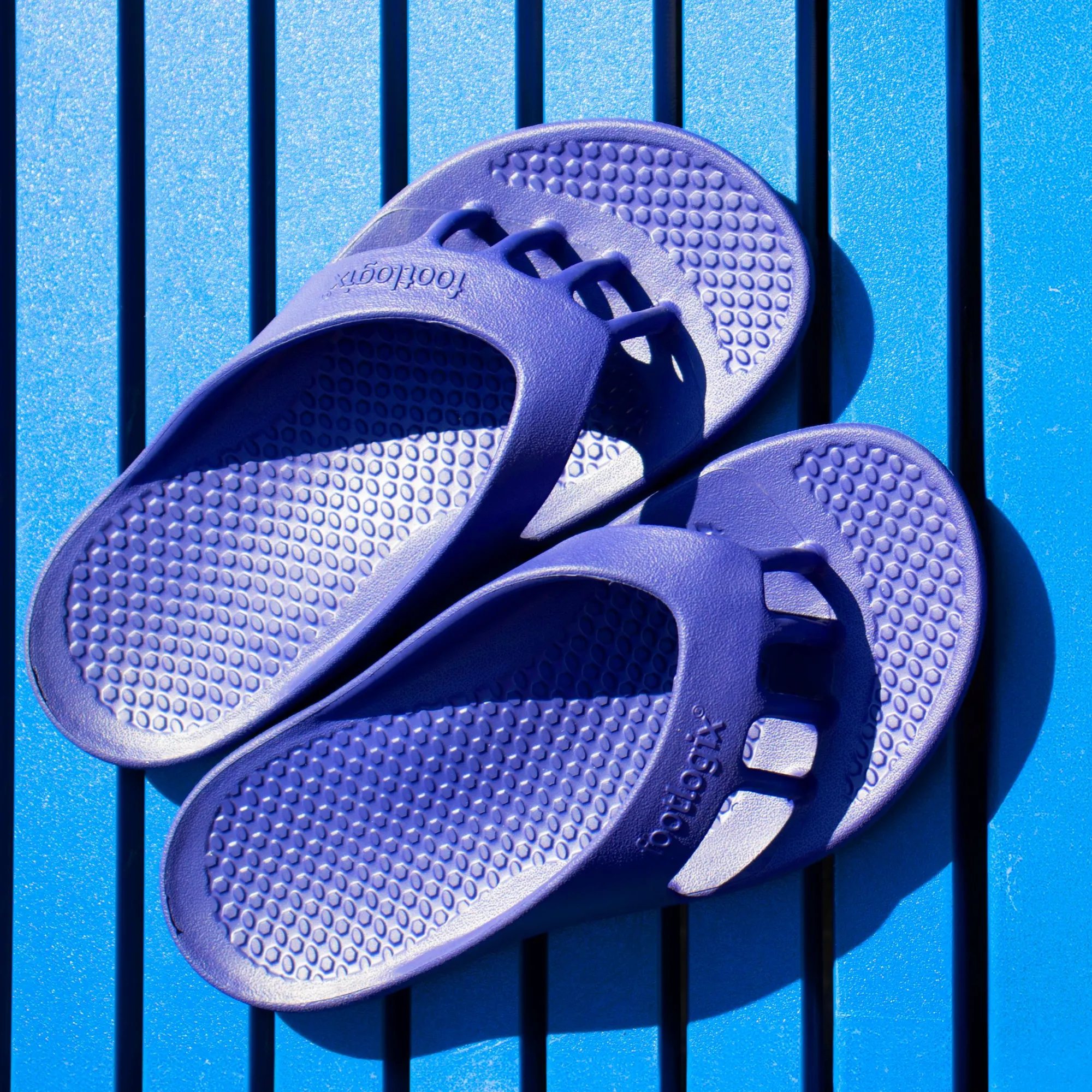 Comfeeze by Footlogix™ Toe Separating Recovery Sandals for Women
